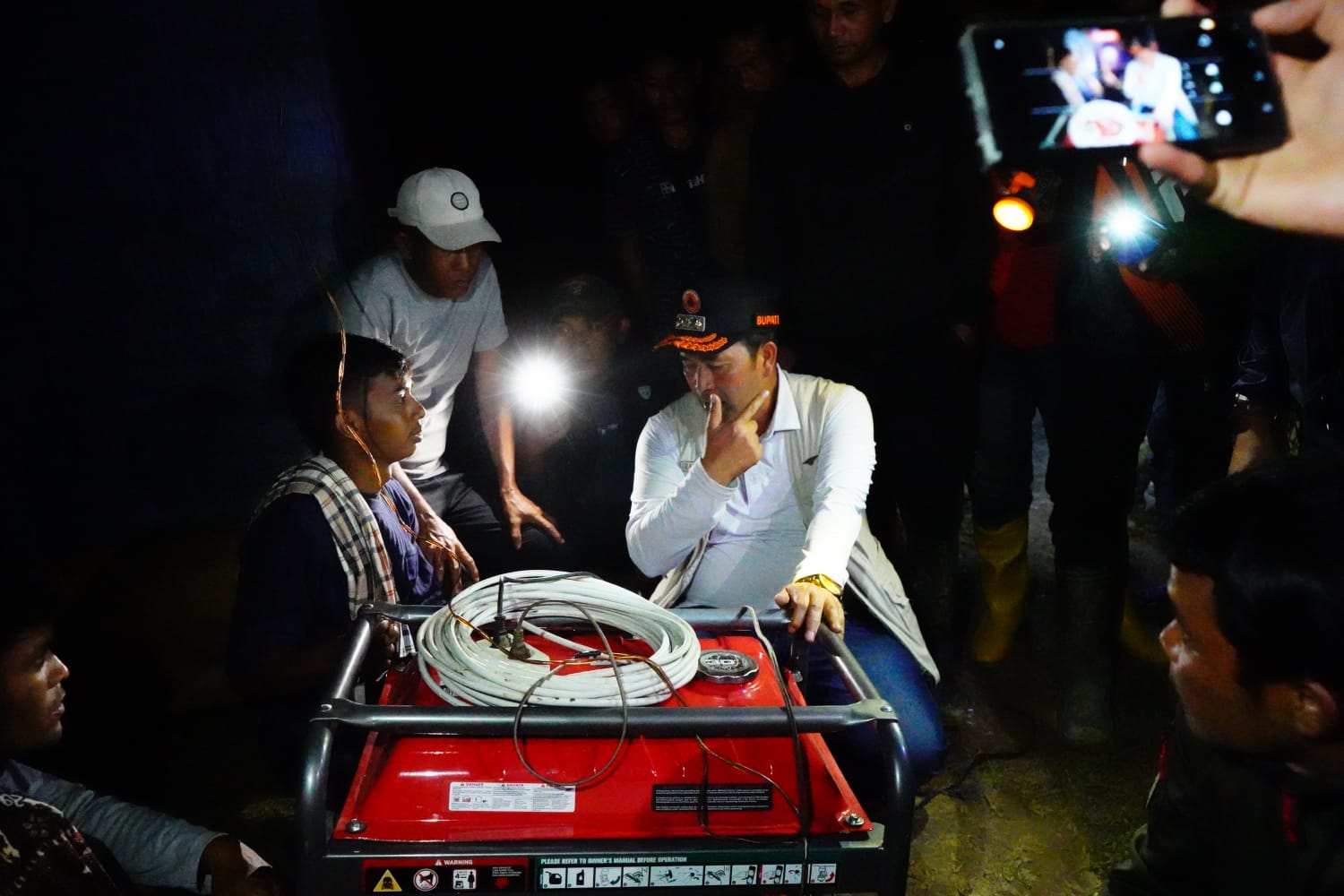 Bupati Haili Yoga Bermalam Bersama Masyarakat Linge Di Jamat, “Tidak Ada Lagi Yang Tersisa Semua Habis”