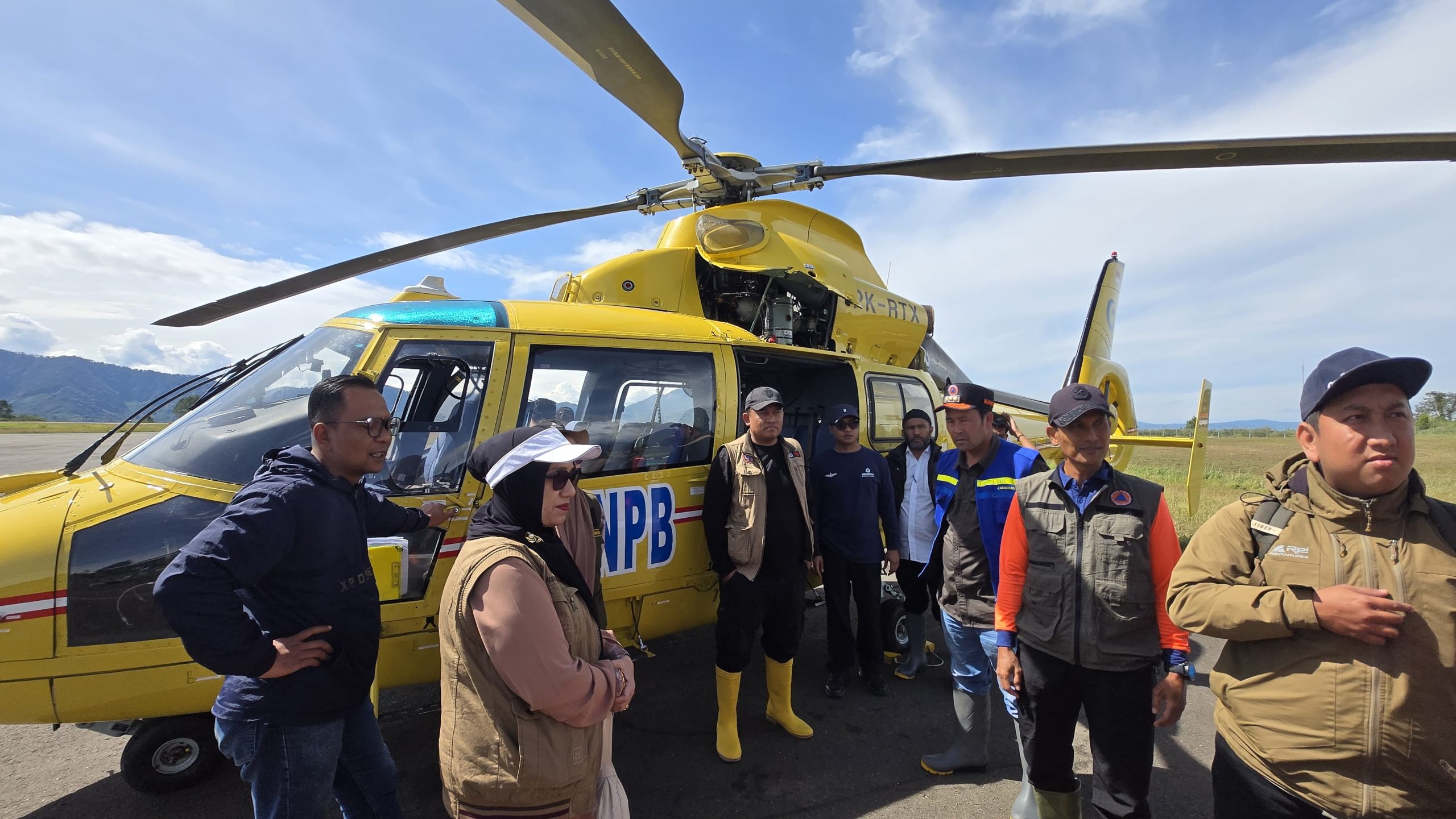 Bupati Haili Yoga Bawa Tim Medis Ke Jamur Konyel Melalui Via Udara