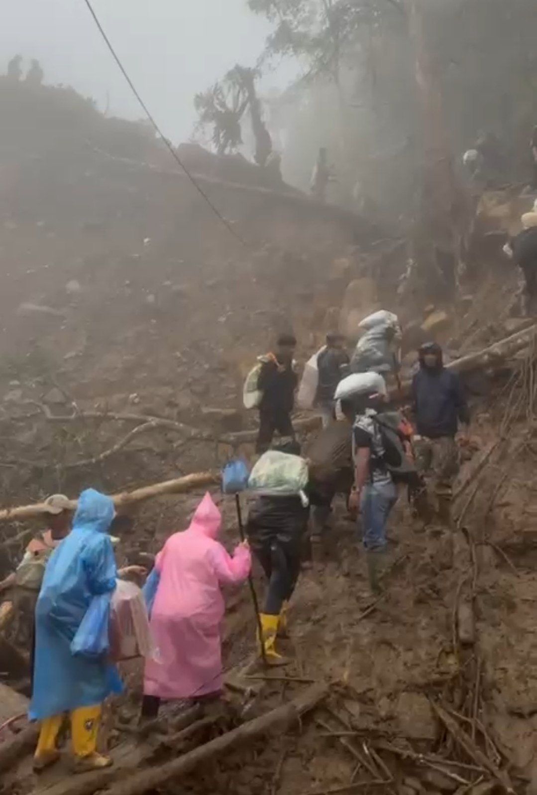 Ketua DPRK Fitriana Mugie Ikut Serta Rombongan Relawan Kemanusian Donasi Peduli Gayo  Menyeruak Kabut dan Jalan Terjal