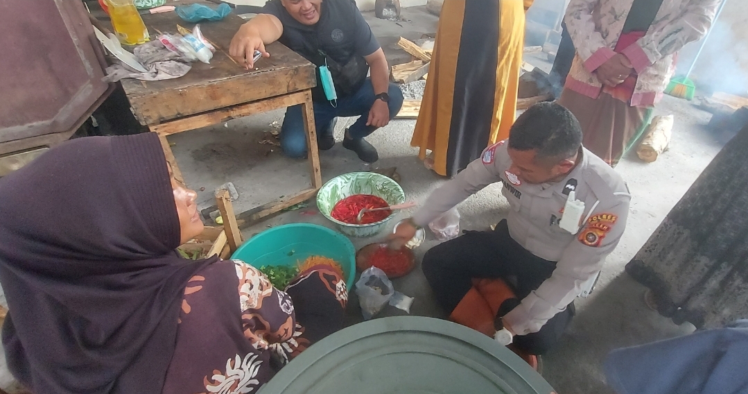 Aipda Tanwir Sosok Polisi Ramah “Bantu” Dapur Pengungsi Pasar Rajawali Ketol