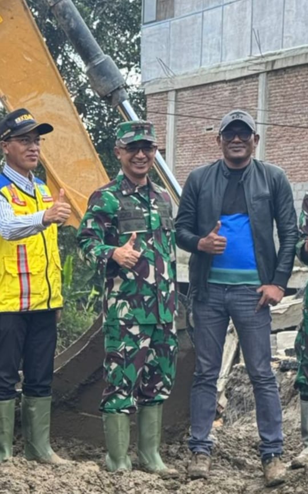Direktur PT. Kreung Meuh H. Mawardi Dampingi Pangdam IM, Mayjen TNI Joko Hadi Susilo dan Kepala BPJN Aceh, Heri Yugiantoro Tinjau Jalur KKA-Bener Meriah