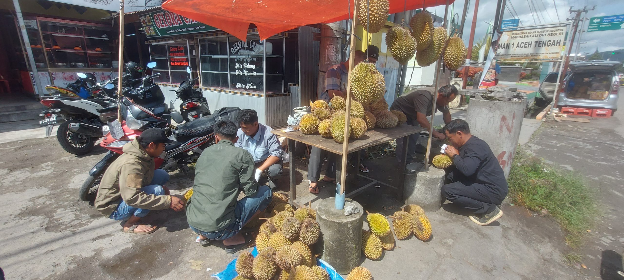 Wartawan Jual Durian Coy!..”Yang Penting Pas Tancap Gas”