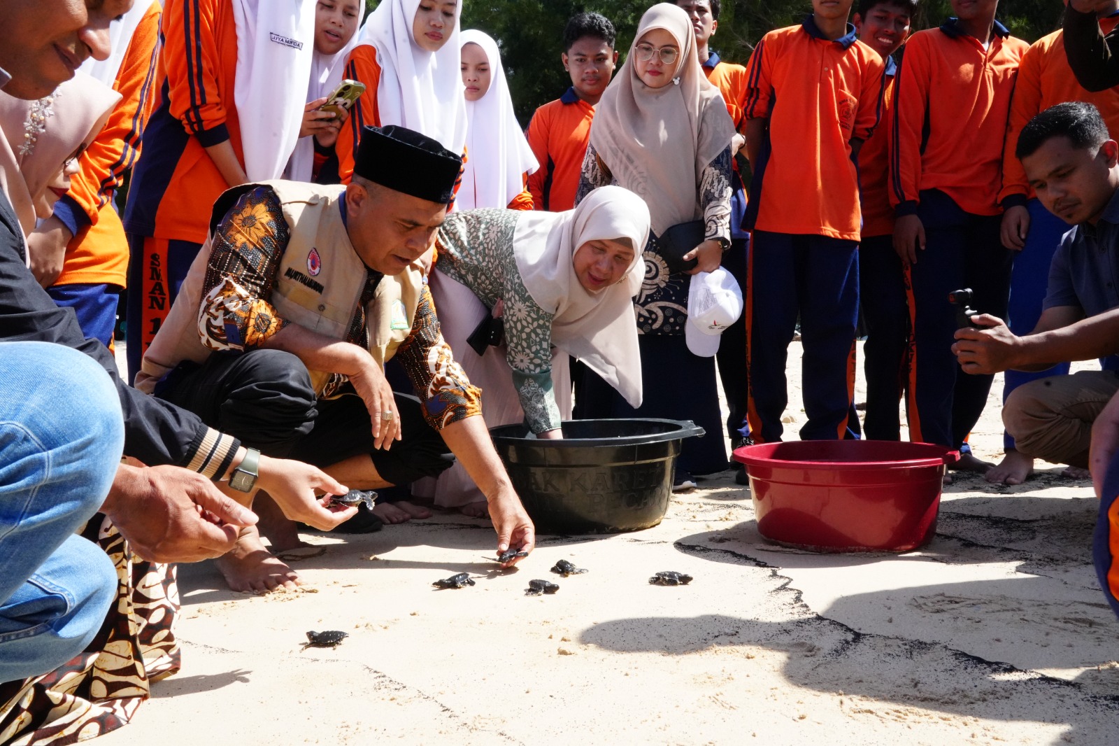 Langkah Kecil Siswa SMA 1 Lhoknga Lepas 79 Tukik Bersama Plt Dinas Pendidikan Murthalamuddin