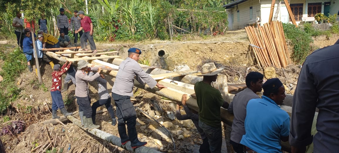 Polri Bersama Masyarakat Bangun Jembatan Darurat, Akses Tiga Kampung di Rusip Antara