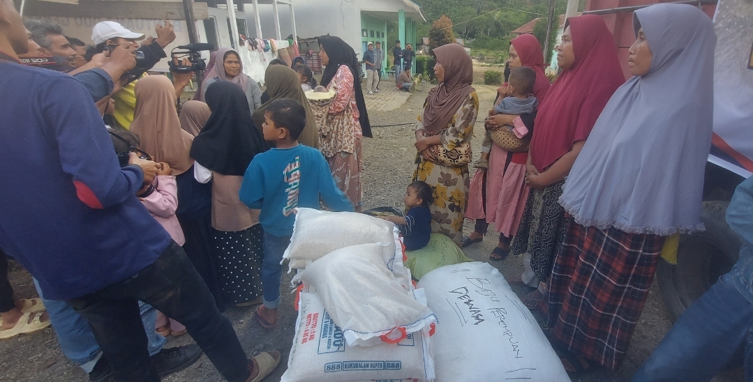 Anak-anak Desa Jamur Konyel, “Pak Kami Ingin Sekolah, Bawakan Tas dan Alat Tulis Serta Baju ya”