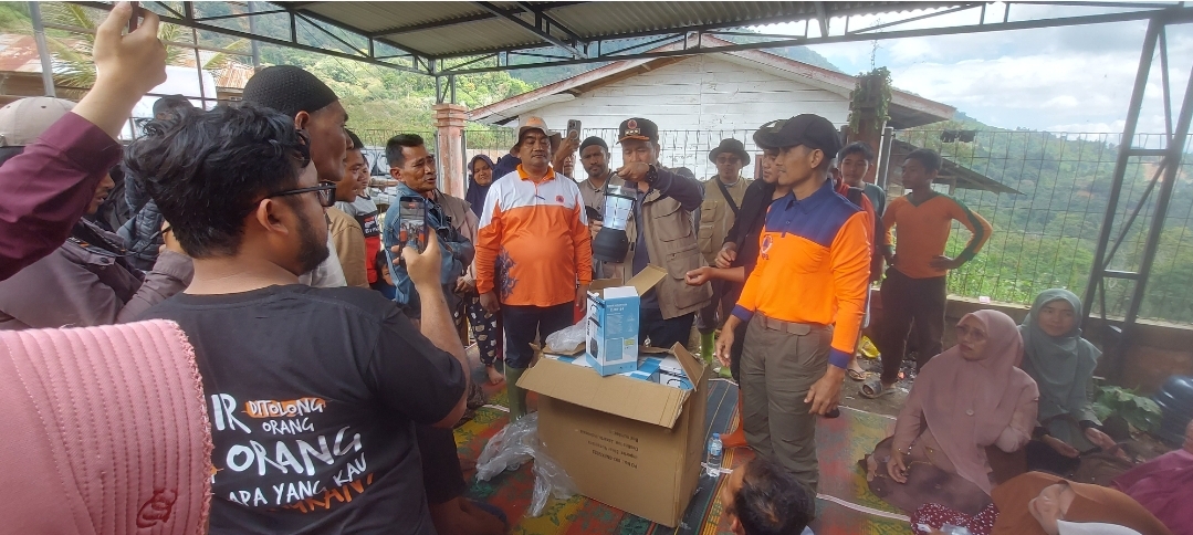 Bupati Haili Yoga Antar Lampu Tenaga Surya dan Logistik ke Jamur Konyel