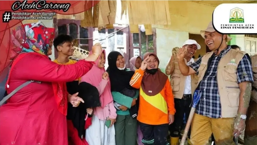 Jajaran SLBN Tamiang Bersama Plt Kadisdik Semangat Bersihkan Sekolah Dari Lumpur