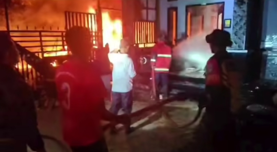 Rumah Toke Getah Pinus Terbakar di Uning Isaq