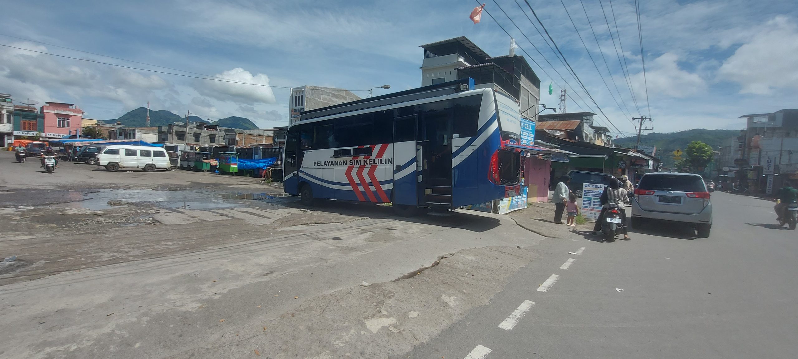 Mobil SIMKeliling Hadir Mempermudah Warga Memperpanjang Surat Ijin Mengendara