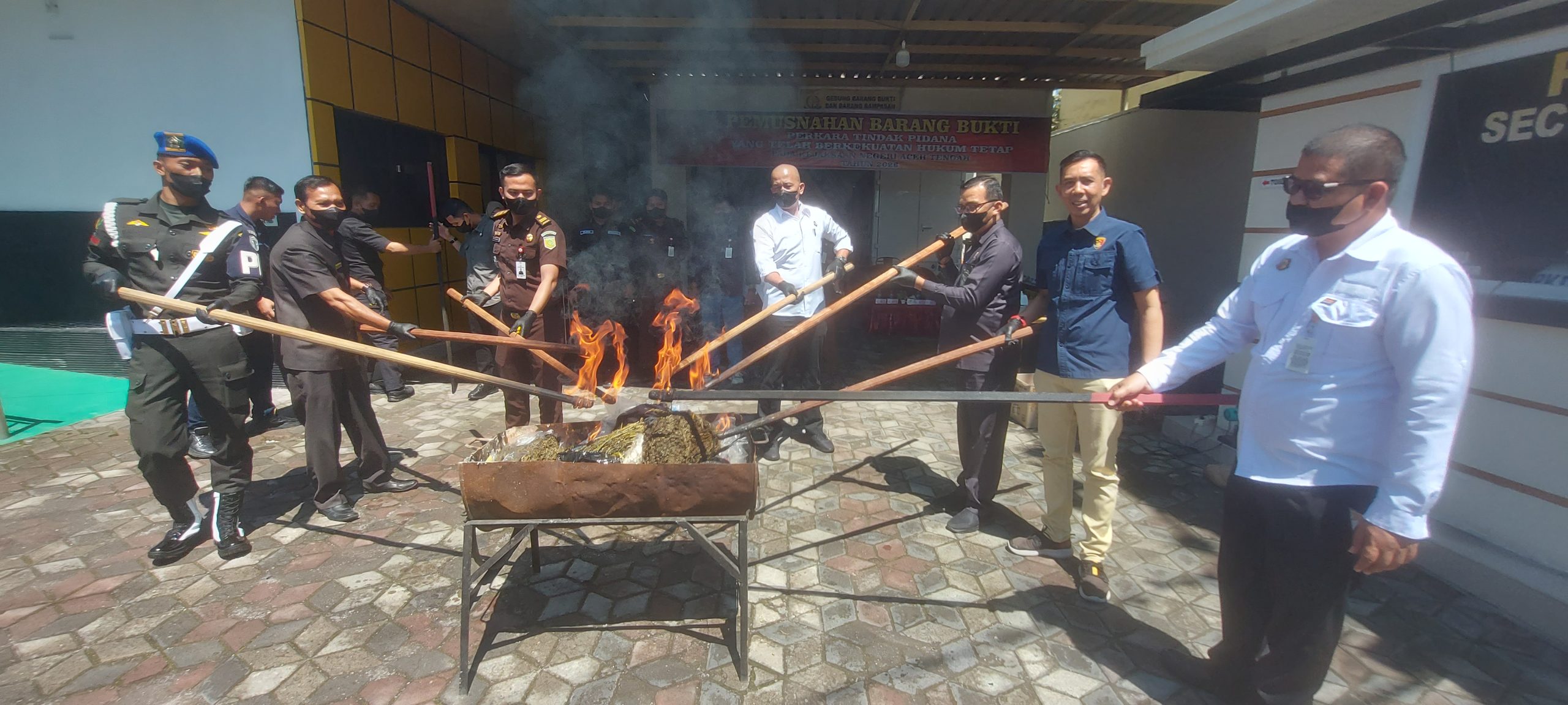 Kejaksaan Aceh Tengah Musnahkan Barang Bukti Yang Sudah Berkekuatan Hukum Tetap
