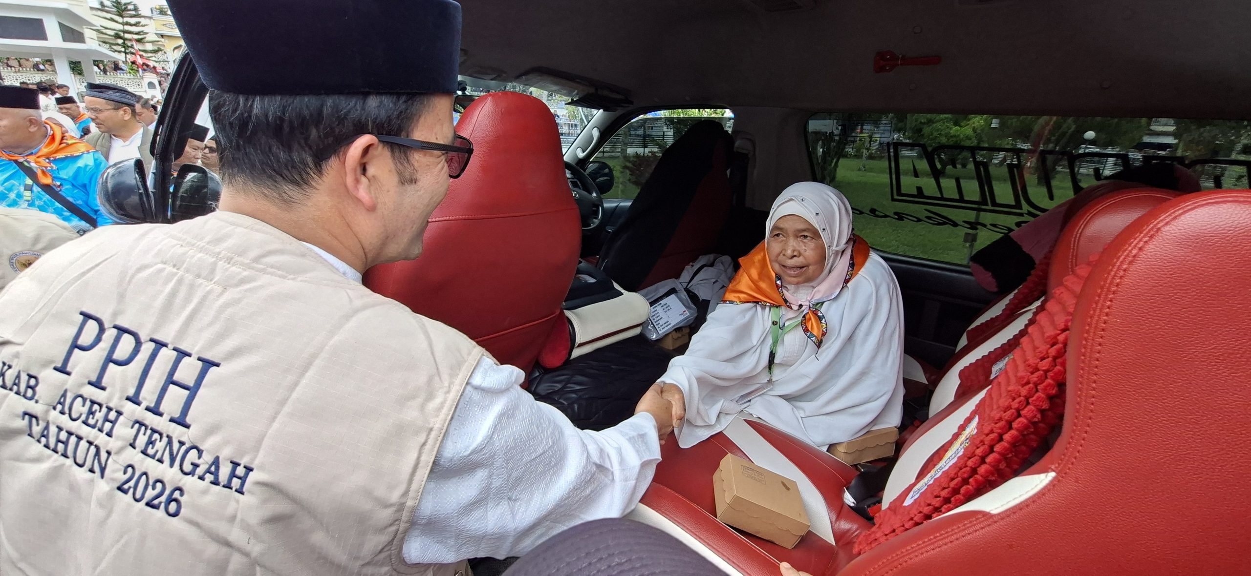 Calon Jamaah Haji Asal Takengon di Lepas Penuh Haru Oleh Bupati Haili Yoga Dari Pendopo