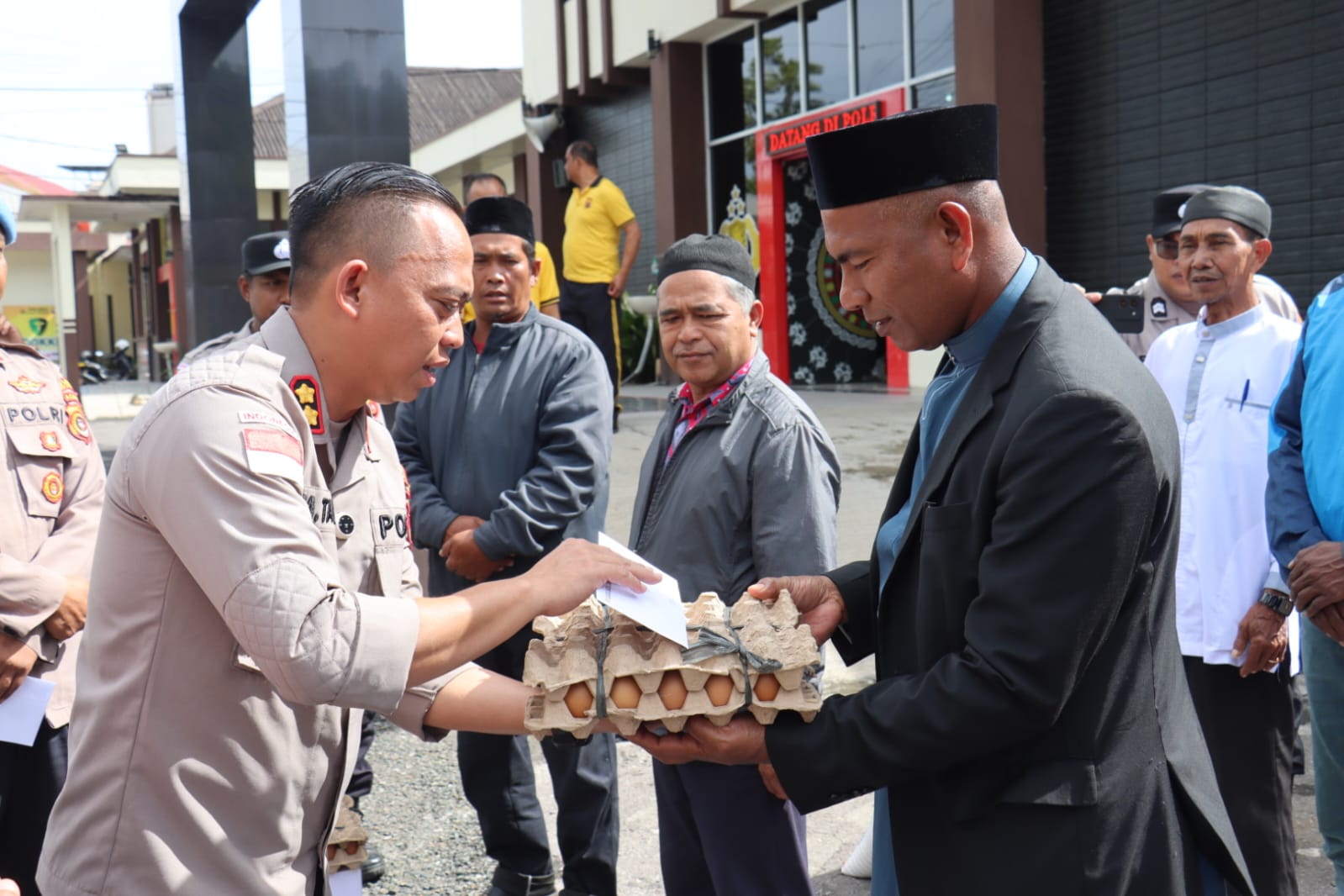 AKBP Muhammad Taufiq Beri Tali Asih Warga Berprofesi Sebagai Penggali Kubur