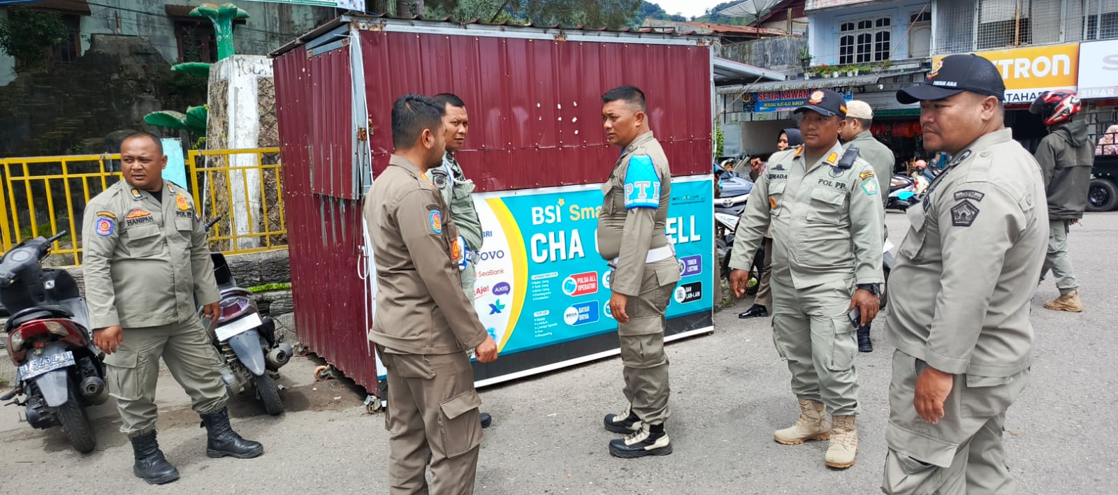 Kasatpol PP “Pindahkan” Kios Pinggiran Jalan Simpang Lima Kota Takengon, Hamdani: Posisinya Sangat Menganggu Lalu Lintas