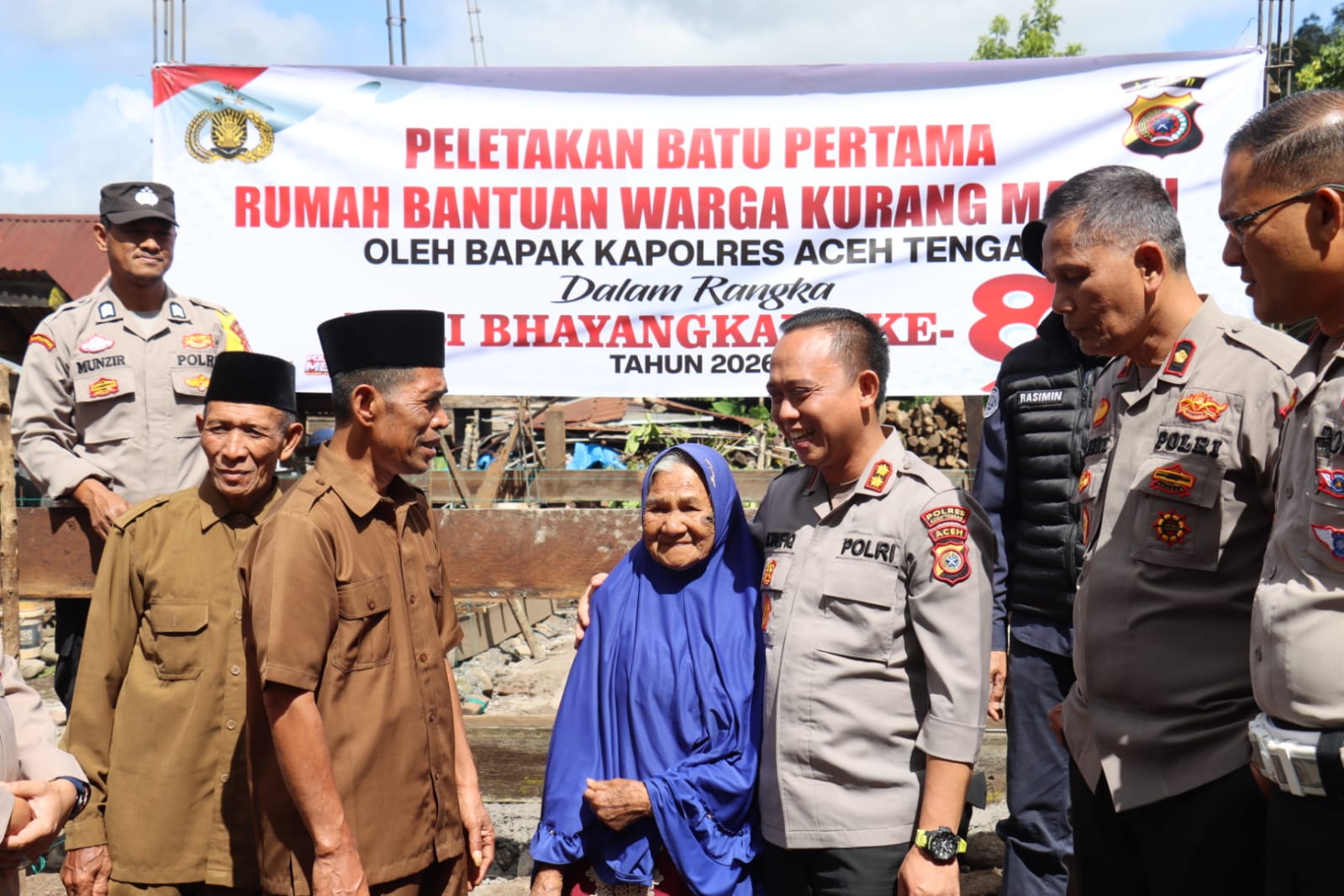 Sambut Hari Bhayangkara ke-80, “Lailatur Qadar” Bagi Saidah Warga Lenga Hingga Memeluk AKBP Muhammad Taufiq Bersama Tangisan