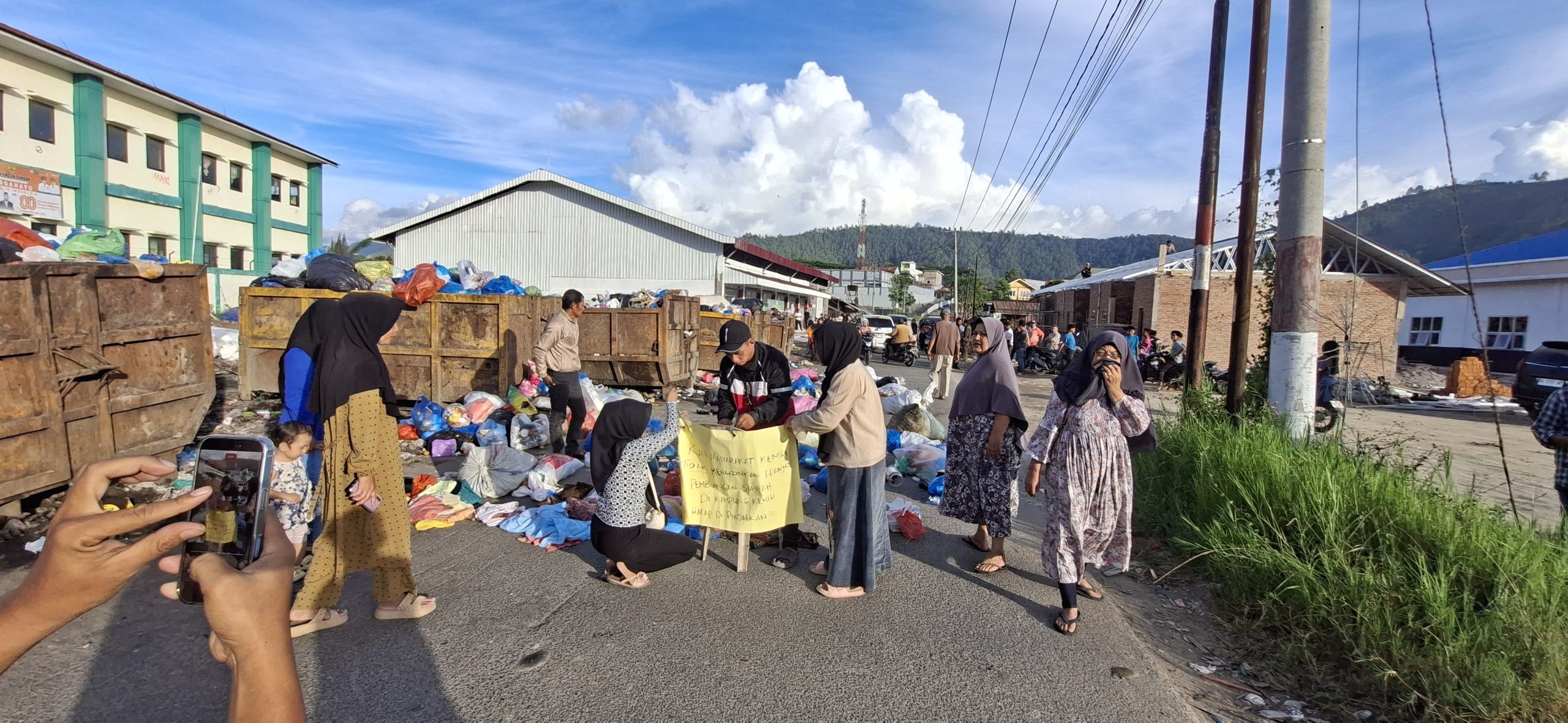 Masyarakat Dusun Datu Kemili Tolak Pembuangan Sampah Sementara di Dekat Perkampungan
