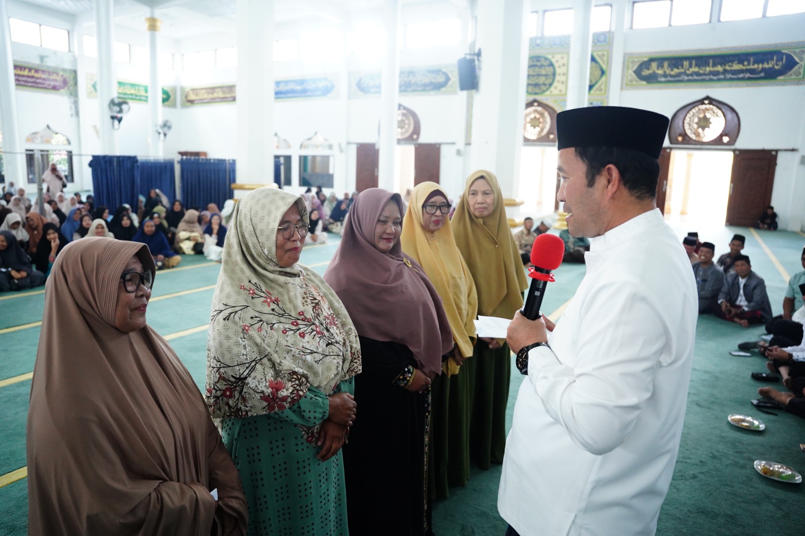 Bupati Haili Yoga Serahkan Insentif Guru Mengaji dan Pengurus Masjid, Tegaskan Komitmen Tingkatkan Kesejahteraan