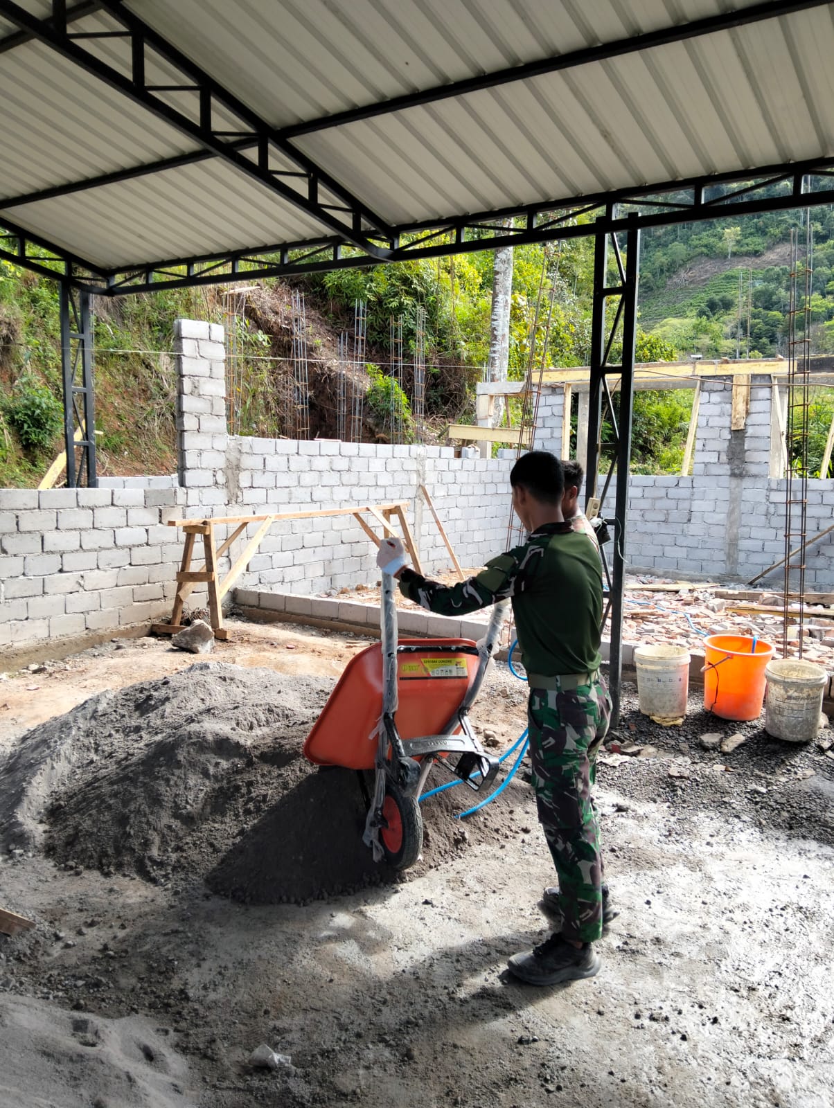 Prajurit Yonif TP 854/DK Gotong Royong Rehabilitasi SD Negeri 9 Takengon