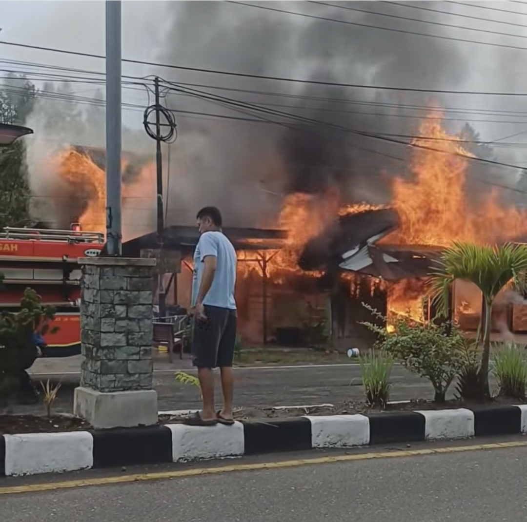 Dalam Perjalanan Ke Kebun Rumah Amri Pegawai Dinas Perhubungan Terbakar, Lima Mesin Jahit dan Sepeda Motor Hangus