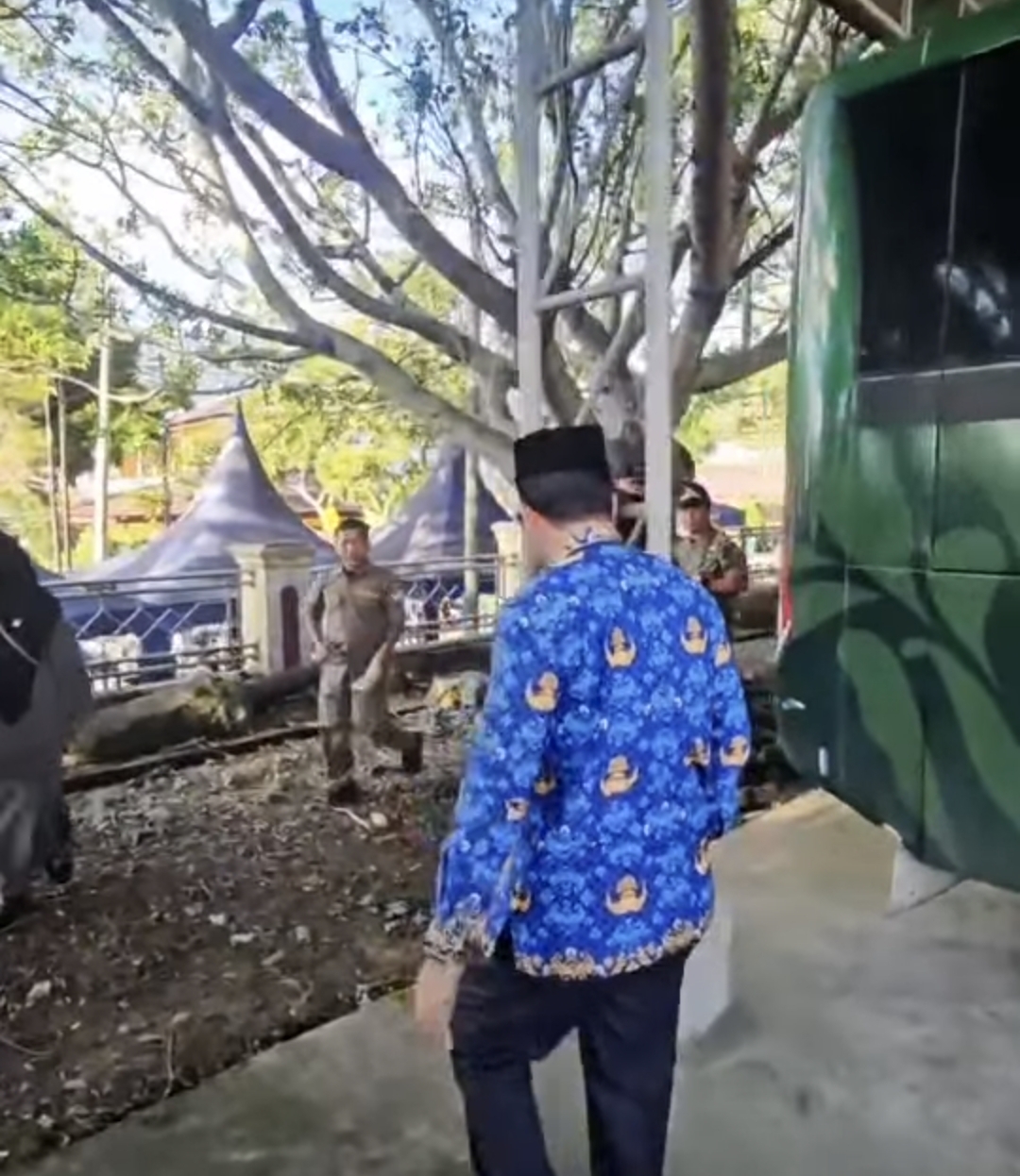 Bupati Haili Yoga “Rajia” Anggota Apel Yang Duduk dan Asik Merokok di Lapangan Sekretariat Setdakab