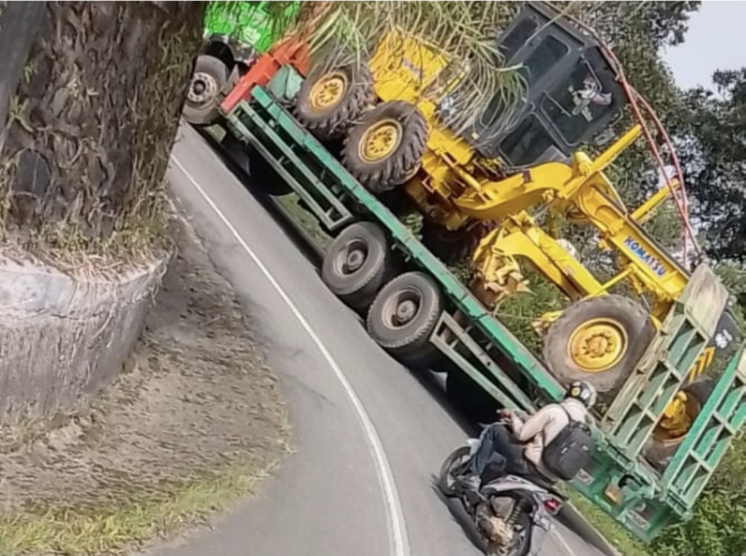 Aktivitas Proyek PT Hutama Karya di Ruas Nasional Takengon-Isaq Alat Berat Tanpa Pengawalan dan Pengerjaan Memakan Badan Jalan
