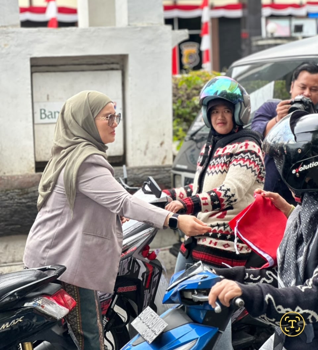 Ketua DPRK Aceh Tengah Fitriana Mugie Ajak Masyarakat Memaknai HUT Republik Indonesia Ke-81 Dengan Hikmah di Sela-Sela Pembagian Bendera Merah Putih