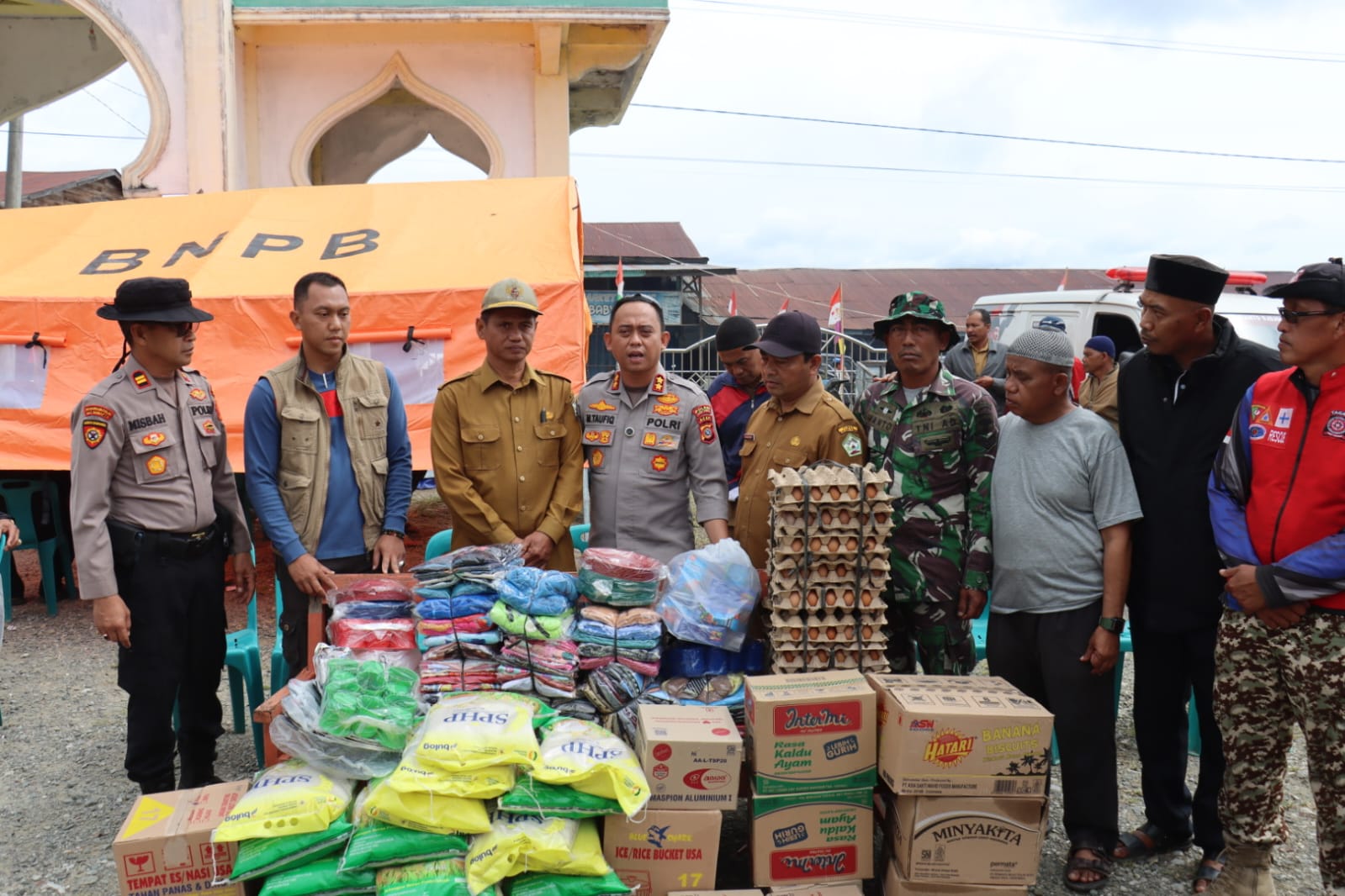 AKBP Muhammad Taufiq Kapolres Aceh Tengah Turut Berduka dan Salurkan Bantuan Sembako Serta Pakaian Ke Pengungsi Jagong Jeget