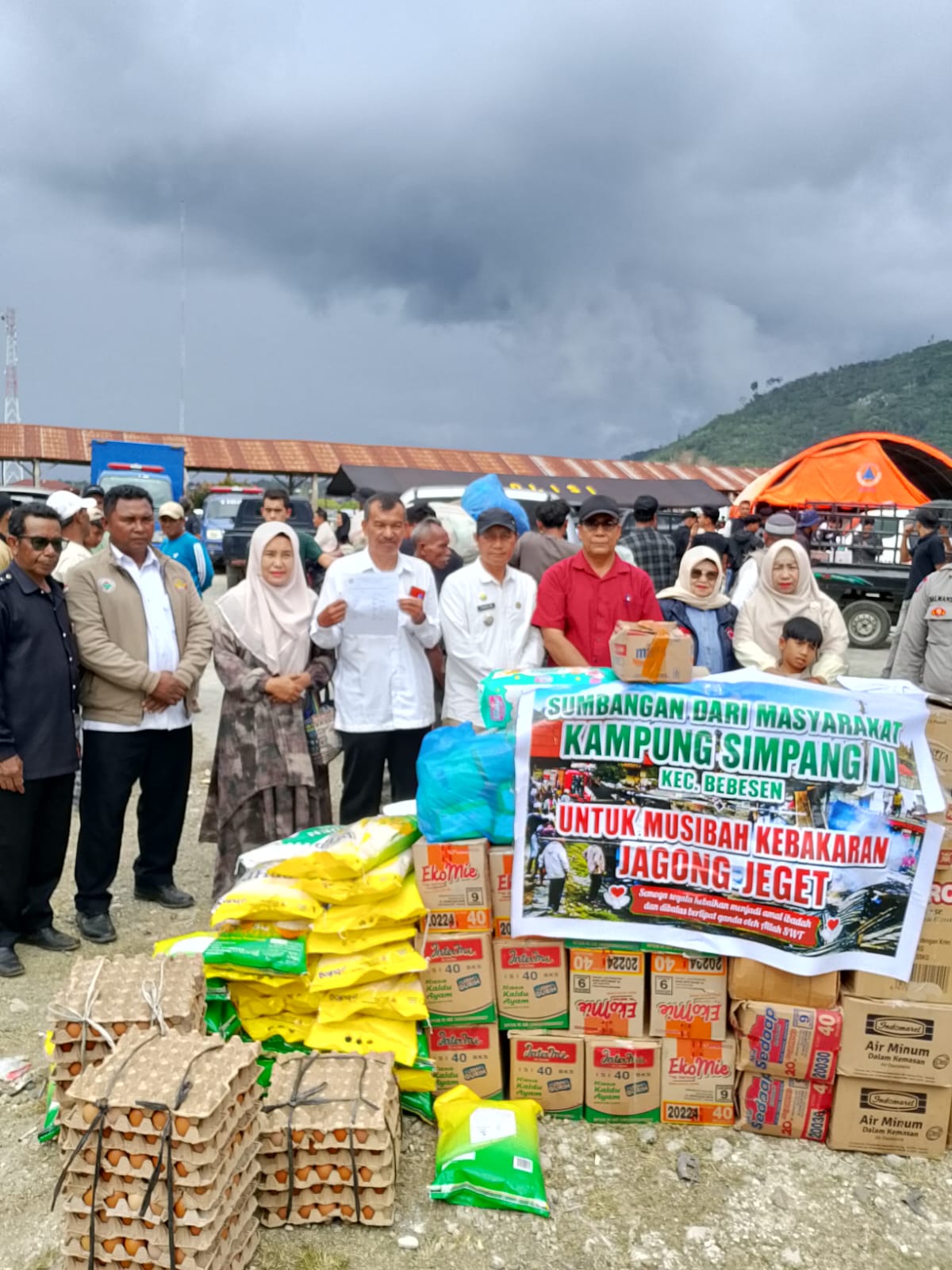 Reje Sabirin Bersama Perangkat Desa Antar Bantuan Warga Ke Jagong Jeget