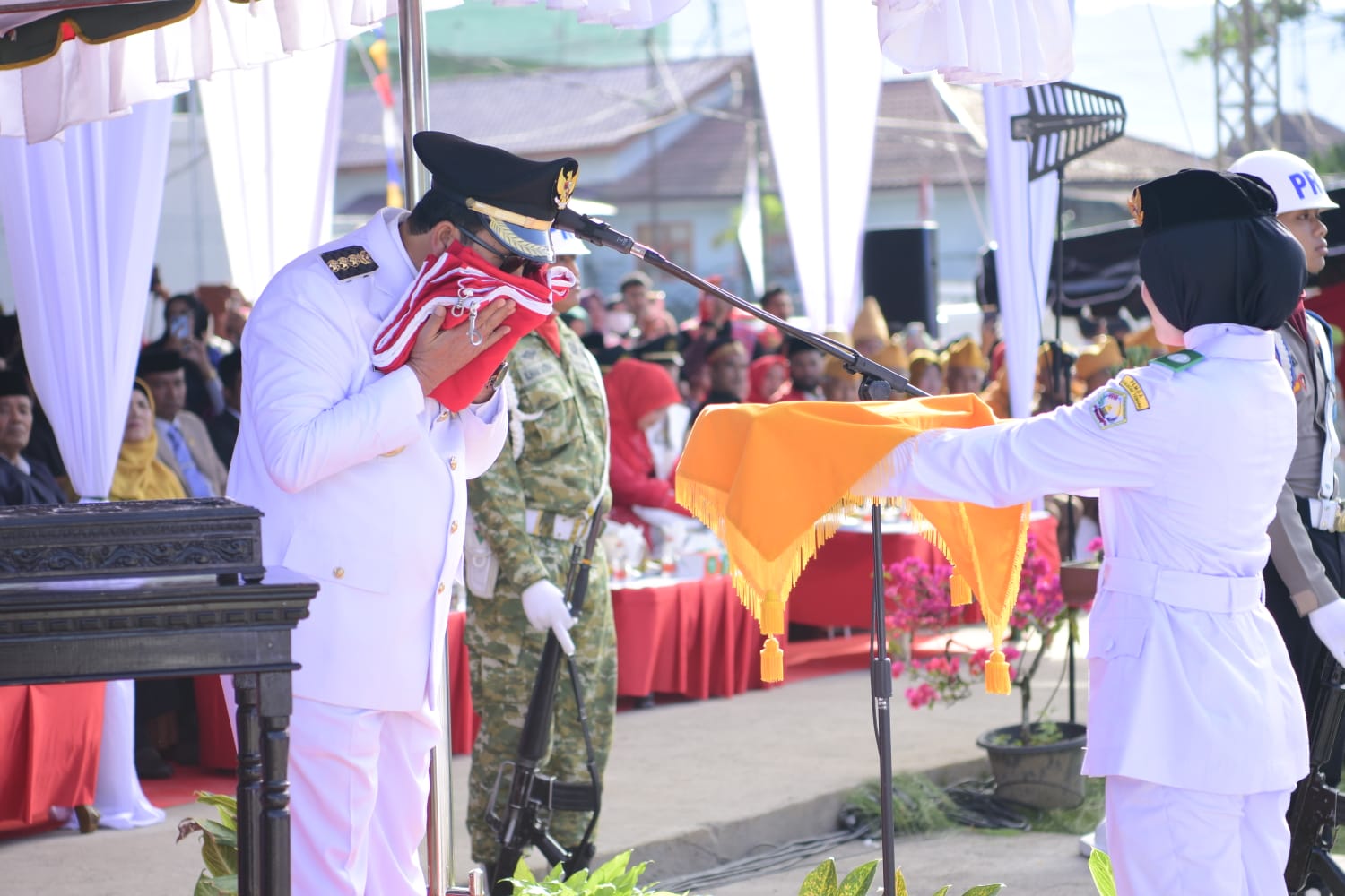 Pemkab Sukses Gelar Upacara HUT Republik Indonesia Ke-81 di Lapangan Musara Alun, Bupati Haili Yoga Ucapkan Selamat Kepada Pasukan Paskibraka