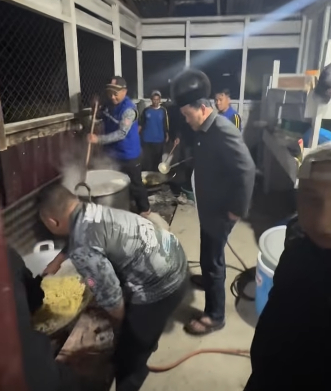Dinas Sosial “Bangun” Dapur Umum dan Bawa Seng Serta Triplek Atas Perintah Bupati Haili Yoga