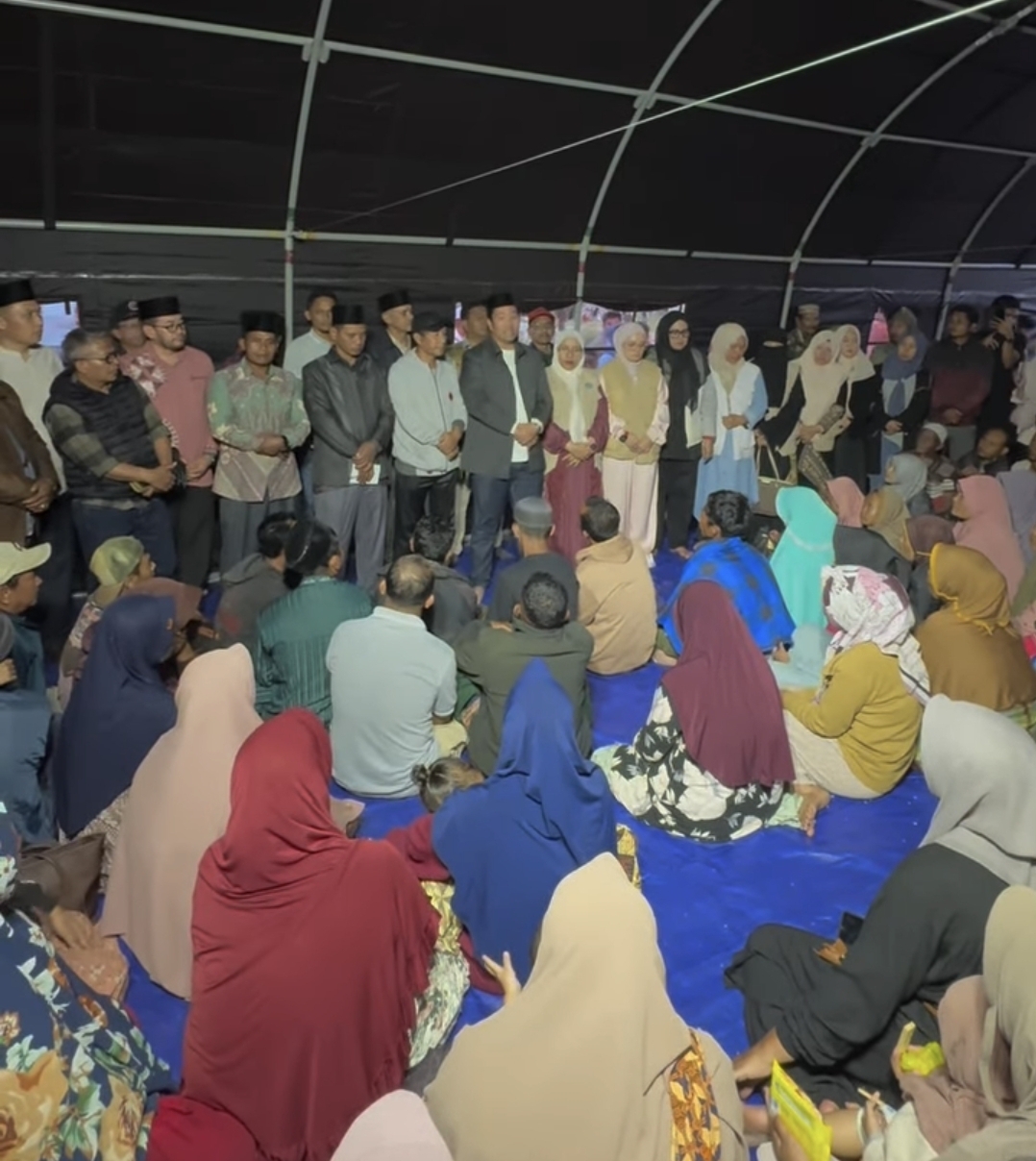 Dengan Suara Haru, Bupati Haili Yoga Kuatkan Korban Kebakaran di Bawah Tenda Darurat
