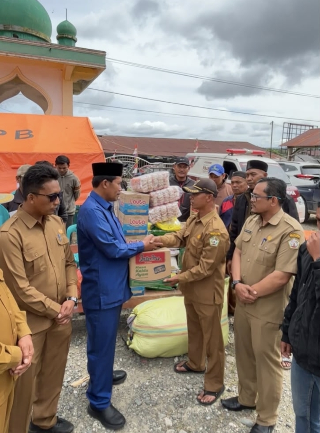 Politisi Demokrat Ilyas Sadikin Salurkan Bantuan Masa Panik di Pengungsian Jagong Jeget
