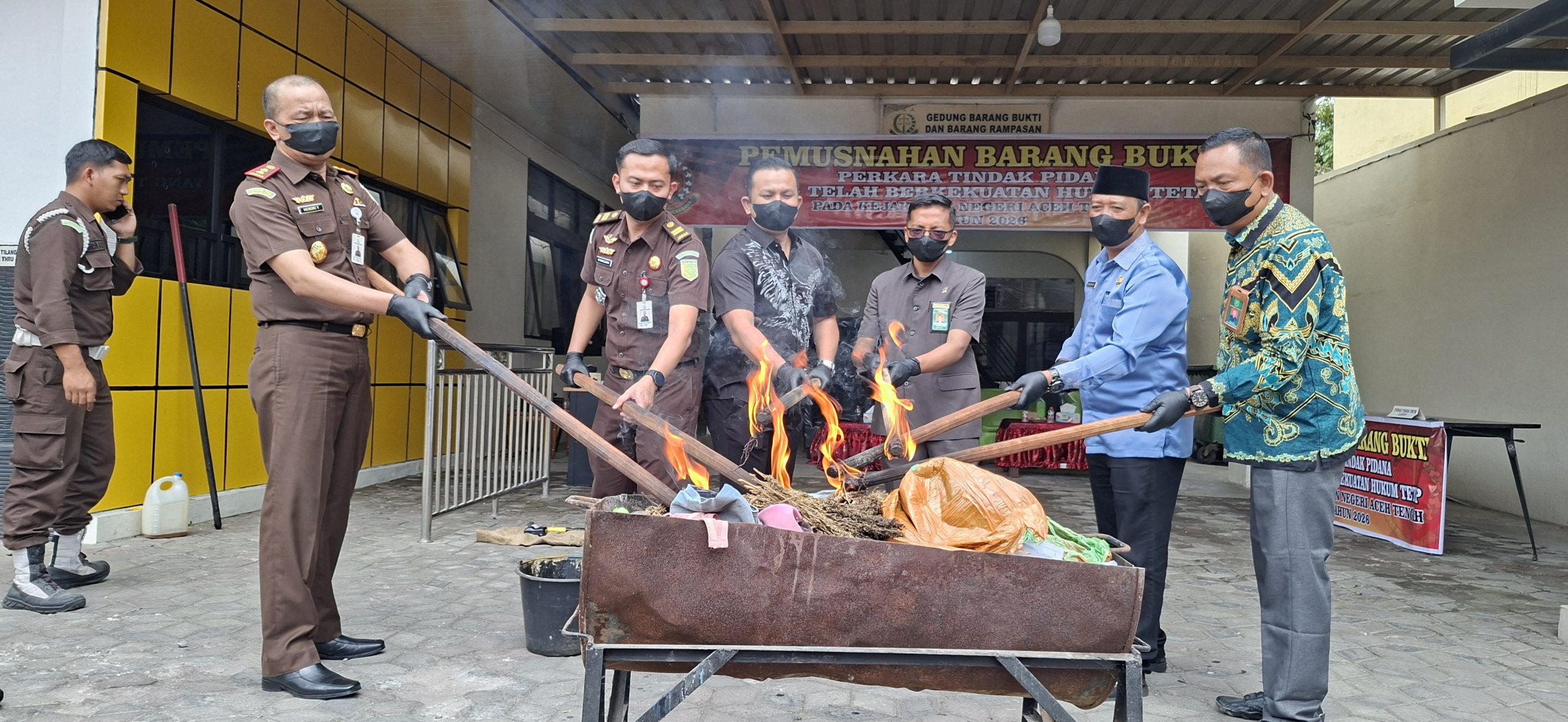 Kejaksaan Aceh Tengah Musnahkan Barang Bukti Berkekuatan Tetap