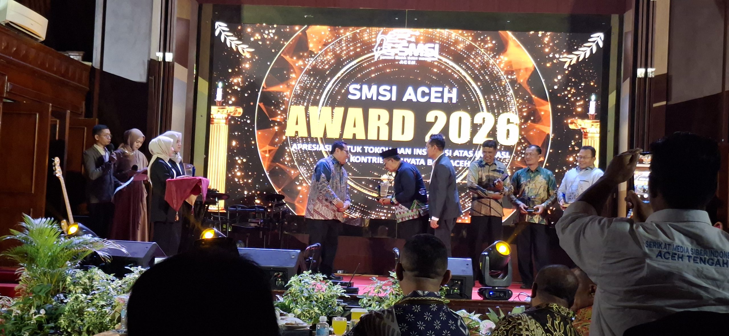 Bupati Aceh Tengah Drs. Haili Yoga Raih Award SMSI atas Gerakan Kebersihan