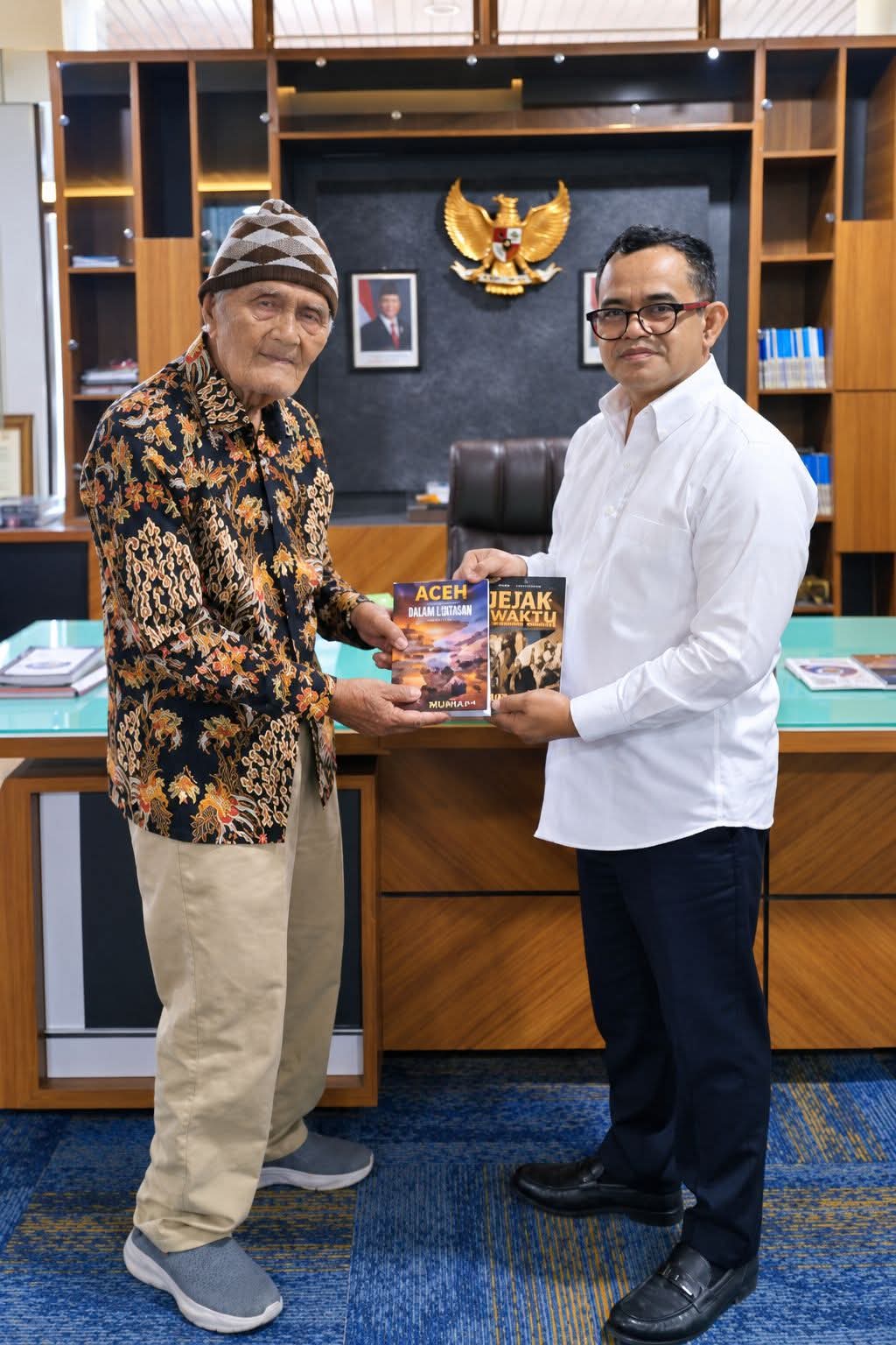 Seniman Gayo LK Ara Diterima Plt Sekda Aceh, Taufik Di Kantor Gubernur Aceh Serahkan Buku Riwayat Sultan Iskandar Muda