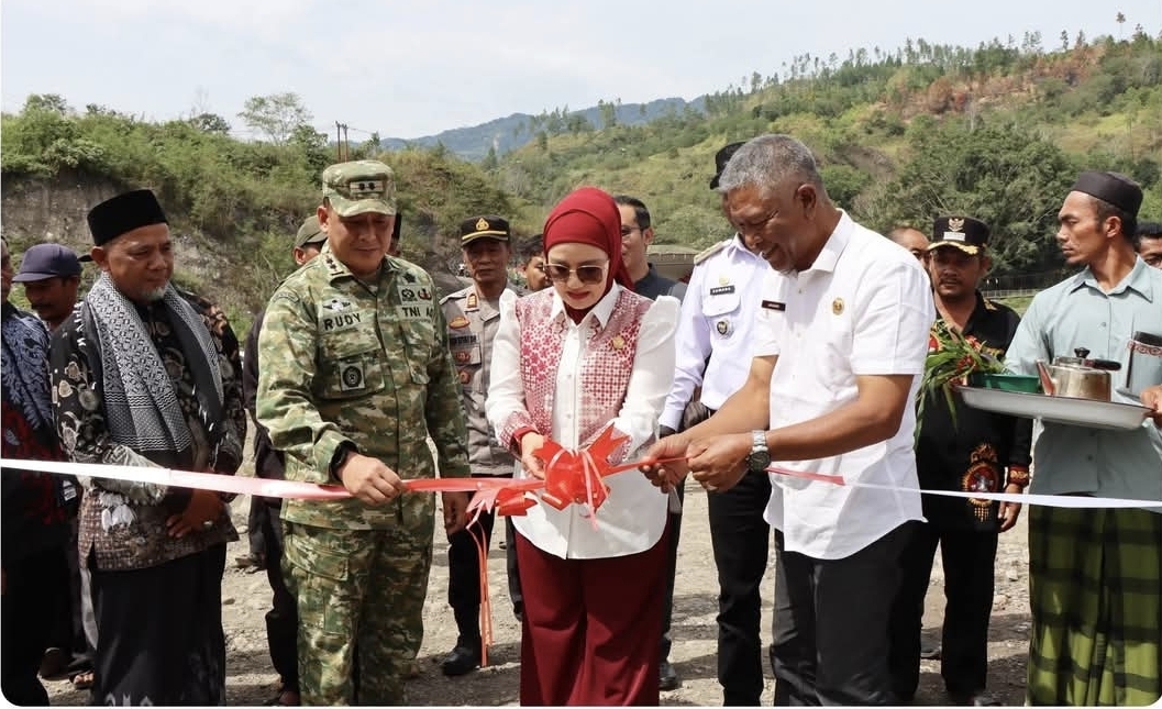 Ketua DPRK Aceh Tengah Fitriana Mugie Hadiri Peresmian Jembatan Bailey Berawang Gajah