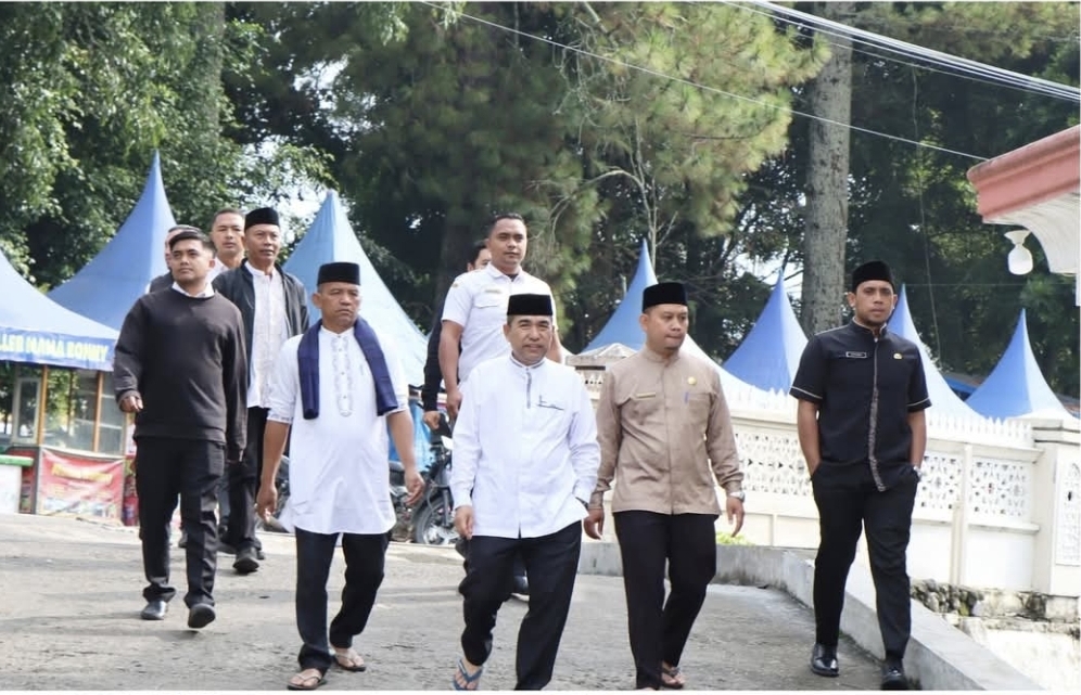 Sekwan dan Jajaran Sekretariat DPRK Aceh Tengah Hadiri Peringatan Maulid di Masjid Agung Ruhama